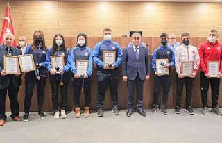 Belediyeden başarılı sporculara ödül