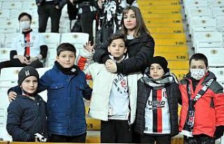 Beşiktaş tribünlerine kadınlar renk kattı