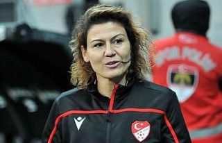 Beşiktaşlı futbolcular, Melis Özçiğdem’e gül...