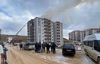Besni’de çatı yangını paniğe neden oldu