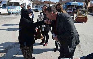 Beylikova’da kadınlara karanfil hediye edildi