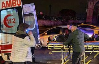 Beyoğlu’nda trafik levhasına çarpan pikap takla...
