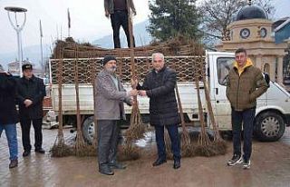 Bilecik’te 4 bin 150 adet cennet hurması dağıttı