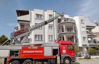 Binanın çatı katında çıkan yangın korkuttu