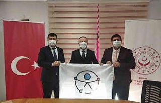 Binaya erişilebilir logolu bayrak çekildi