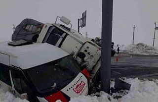 Bingöl’de minibüs ile kamyon çarpıştı: 4 yaralı