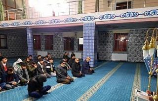 Bingöl’de öğretmenler ve öğrenciler sabah namazında...