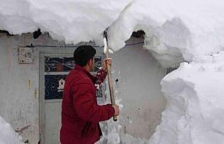 Bitlis’e bu kış yağan karın kalınlığı 9...
