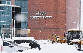 Bitlis’te araçların üzerine düşen çığın...