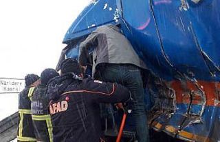 Bitlis’te kargo kamyonu ile tır çarpıştı: 1...