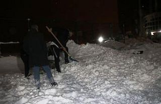 Bitlis’te öğretmenevi bahçesine çığ düştü:...