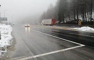 Bolu Dağı’nda hafif kar yağışı ve sis etkili...