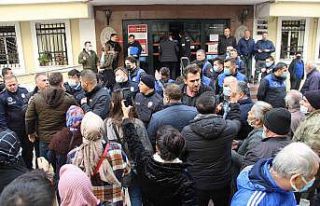 Bornova Belediyesi önünde zabıta ile vatandaş...