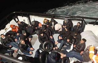 Botları su alan göçmenler kurtarıldı