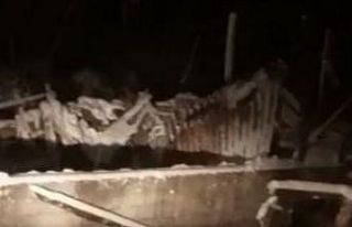 Burdur’da karın ağırlığına dayanamayan ahırın...