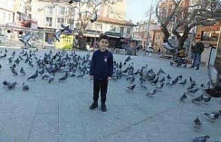 Burhaniye’de çocukların güvercin sevgisi