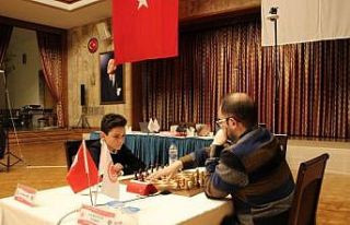 Bursa Büyükşehir Belediyesporlu satranççı Ediz...