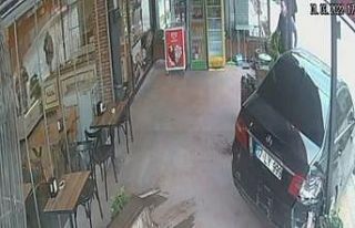 Bursa’da kontrolden çıkan otomobil kafeye daldı