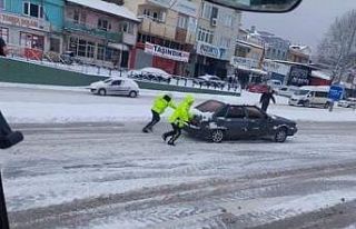 Bursa’da trafik polislerinin karla mücadelesi takdir...
