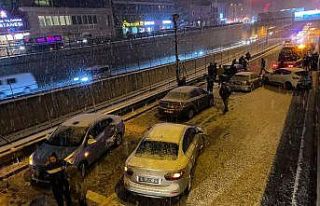 Bursa’da yol buz pistine döndü : 11 araç birbirine...
