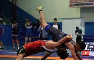 Bursalı güreşçiler madalyaları topladı