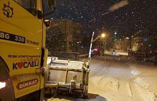 Büyükşehirin 650 personeli karla mücadelede görev...