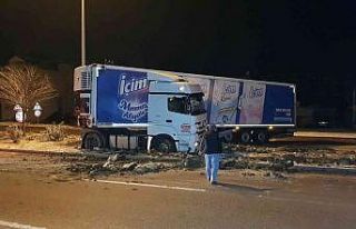 Buzlu yolda kayan tır makas kesti