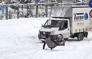 Buzlu yollarda düşe kalka...O anlar kameraya yansıdı