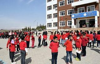 Cahit Zarifoğlu İlk ve Ortaokulunda kitap okuma...