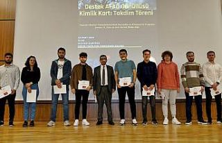 ÇAKÜ’de AFAD gönüllüsü öğrencilere kimlikleri...