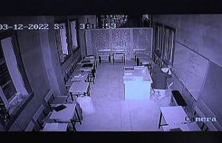 Camide sabahlayan hırsız sadaka kutusundaki paraları...