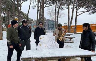 Çamlıca Tepesi’nde çocuklar karın, aileler manzaranın...