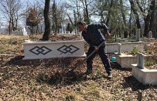 Çan’da imece usulü köy mezarlığını temizlediler