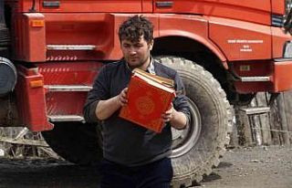 Canını hiçe saydı, yanan camideki Kuran-ı Kerimleri...