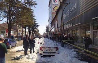 Çatıdan düşen kar kütlesi 4 aracı kullanılamaz...
