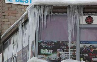 Çatılarda oluşan buz sarkıtları tehlike saçıyor