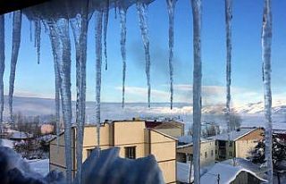 Çatılarda tehlike saçan buz kütleleri temizlendi