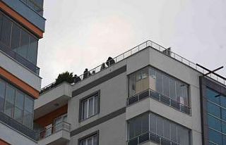 Çatıya çıkmasıyla inmesi bir oldu
