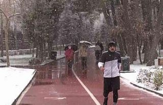 Çekmeköy’de vatandaşlar yağan kar altında sabah...