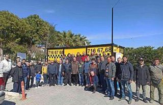 Çeşme’de yeni taksiler duraklarına kavuştu