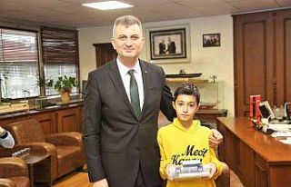 Çevre dostu öğrenciler Başkan Sezer’e çalışmalarını...