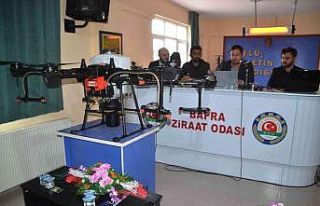 Çiftçilere dron ile ilaçlama anlatıldı