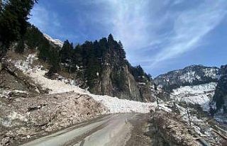 Çığ düşmesi sonucu Bayburt-Araklı kara yolu...