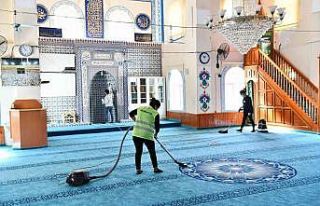 Çiğli’deki camilerde Ramazan temizliği