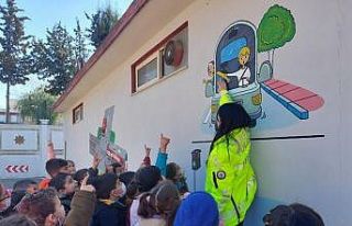 Çocuklara eğitim parkında trafik kuralları öğretiliyor