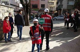 Çocuklara uygulamalı trafik eğitimi verdi