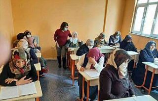 Çocuklarını okula gönderip, okuma yazma kursunun...