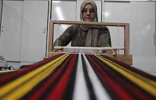 Çöpe atılan malzemeler kadınların elinde sanat...