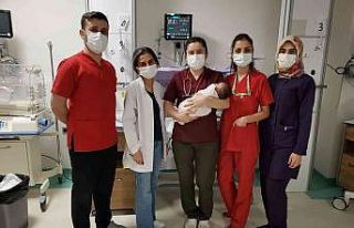 Covid-19 hastası bebek 14 günlük yaşam mücadelesini...