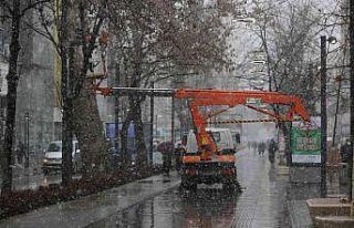 Cumhuriyet Bulvarına kar altında son dokunuşlar